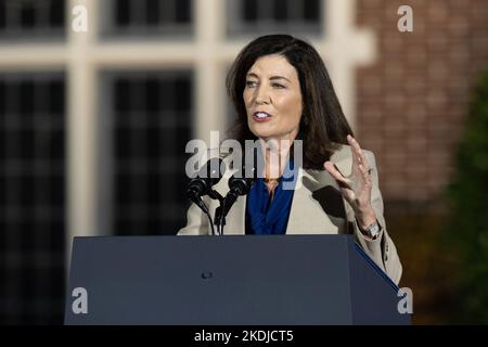 Bronxville, New York, États-Unis. 6th novembre 2022. La gouverneure Kathy Hochul parle pendant l'arrêt de campagne pour la gouverneure avec l'appui du président Joseph Biden Jr. Au Collège Sarah Lawrence à Bronxville. Plus de milliers de participants ont assisté au rassemblement. De nombreux élus ont pris la parole au cours du rassemblement, notamment les deux sénateurs de l'État Charles Schumer et Kirsten Gilliband, le procureur général de l'État Letitia James, le contrôleur d'État Thomas DiNapoli, le représentant Jamaal Bowman et d'autres. (Credit image: © Lev Radin/Pacific Press via ZUMA Press Wire) Banque D'Images