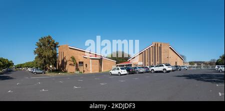 DURBANVILLE, AFRIQUE DU SUD - SEP 13, 2022: Vue de l'église réformée hollandaise Sonstraal et de l'école préprimaire Pikkie Paradys, à Durbanville, dans le Cap Banque D'Images