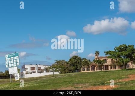 DURBANVILLE, AFRIQUE DU SUD - SEP 12, 2022: Une scène de rue, avec le parc Vergesig et les maisons de luxe, à Durbanville dans le quartier métroplitan du Cap Banque D'Images