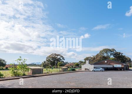 DURBANVILLE, AFRIQUE DU SUD - SEP 12, 2022: Une scène de rue, avec le club de bowling de Durbanville, à Durbanville, dans la région de métroplitan du Cap Banque D'Images