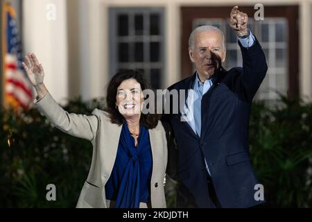 Bronxville, New York, États-Unis. 6th novembre 2022. Le président Joseph Biden Jr. Et la gouverneure Kathy Hochul se rallient à l’occasion d’un arrêt de campagne au Sarah Lawrence College de Bronxville. Plus de milliers de participants ont assisté au rassemblement. De nombreux élus ont pris la parole au cours du rassemblement, notamment les deux sénateurs de l'État Charles Schumer et Kirsten Gilliband, le procureur général de l'État Letitia James, le contrôleur d'État Thomas DiNapoli, le représentant Jamaal Bowman et d'autres. (Credit image: © Lev Radin/Pacific Press via ZUMA Press Wire) Banque D'Images