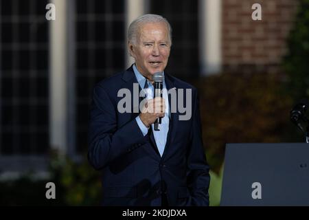 Bronxville, New York, États-Unis. 6th novembre 2022. Le président Joseph Biden Jr. Parle pendant l'arrêt de campagne pour la gouverneure Kathy Hochul au Collège Sarah Lawrence à Bronxville. Plus de milliers de participants ont assisté au rassemblement. De nombreux élus ont pris la parole au cours du rassemblement, notamment les deux sénateurs de l'État Charles Schumer et Kirsten Gilliband, le procureur général de l'État Letitia James, le contrôleur d'État Thomas DiNapoli, le représentant Jamaal Bowman et d'autres. (Credit image: © Lev Radin/Pacific Press via ZUMA Press Wire) Banque D'Images