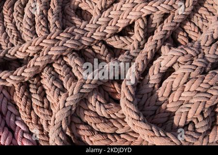 Pile de corde épaisse de la plate-forme d'un voilier, mis dans la manière ordonnée, prêt pour le dépliage facile, fond de thème marin. Banque D'Images
