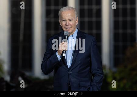 Bronxville, New York, États-Unis. 6th novembre 2022. Le président Joseph Biden Jr. Parle pendant l'arrêt de campagne pour la gouverneure Kathy Hochul au Collège Sarah Lawrence à Bronxville. Plus de milliers de participants ont assisté au rassemblement. De nombreux élus ont pris la parole au cours du rassemblement, notamment les deux sénateurs de l'État Charles Schumer et Kirsten Gilliband, le procureur général de l'État Letitia James, le contrôleur d'État Thomas DiNapoli, le représentant Jamaal Bowman et d'autres. (Credit image: © Lev Radin/Pacific Press via ZUMA Press Wire) Banque D'Images