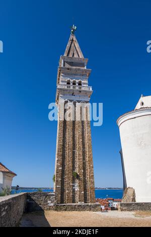 Le clocher de l'église Saint-Georges dans la vieille ville de Piran en Slovénie. Point de repère historique de 1608, tour de 46 mètres de haut avec point de vue sur le dessus, plus petit Banque D'Images