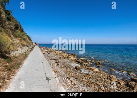 Promenade et plage rocheuse au bord de la mer Adriatique dans la ville de Piran en Slovénie, région slovène de l'Istrie. Banque D'Images