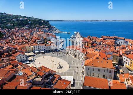 Ville de Piran sur la mer Adriatique dans le sud-ouest de la Slovénie, la région slovène de l'Istrie. Paysage urbain avec vue sur la place Tartini depuis le dessus. Banque D'Images