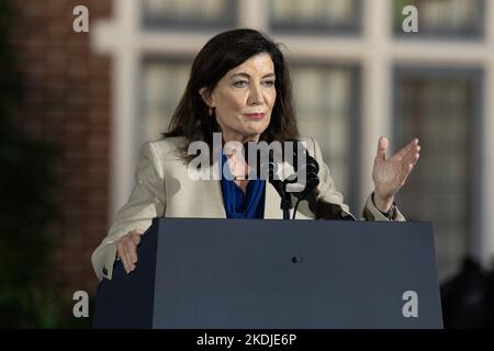 Bronxville, New York, États-Unis. 6th novembre 2022. La gouverneure Kathy Hochul parle pendant l'arrêt de campagne pour la gouverneure avec l'appui du président Joseph Biden Jr. Au Collège Sarah Lawrence à Bronxville. Plus de milliers de participants ont assisté au rassemblement. De nombreux élus ont pris la parole au cours du rassemblement, notamment les deux sénateurs de l'État Charles Schumer et Kirsten Gilliband, le procureur général de l'État Letitia James, le contrôleur d'État Thomas DiNapoli, le représentant Jamaal Bowman et d'autres. (Credit image: © Lev Radin/Pacific Press via ZUMA Press Wire) Banque D'Images