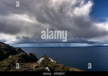 nuages sombres avec pluie et orage au-dessus de l'océan atlantique à la sauvage atlantic way en irlande Banque D'Images