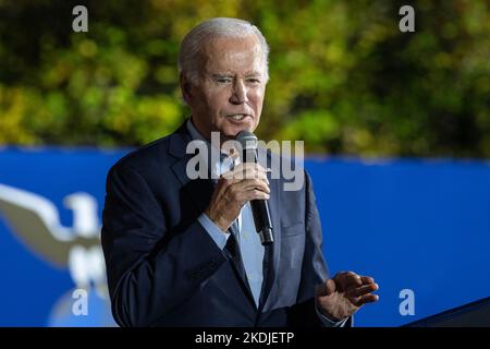 Bronxville, New York, États-Unis. 6th novembre 2022. Le président Joseph Biden Jr. Parle pendant l'arrêt de campagne pour la gouverneure Kathy Hochul au Collège Sarah Lawrence à Bronxville. Plus de milliers de participants ont assisté au rassemblement. De nombreux élus ont pris la parole au cours du rassemblement, notamment les deux sénateurs de l'État Charles Schumer et Kirsten Gilliband, le procureur général de l'État Letitia James, le contrôleur d'État Thomas DiNapoli, le représentant Jamaal Bowman et d'autres. (Credit image: © Lev Radin/Pacific Press via ZUMA Press Wire) Banque D'Images