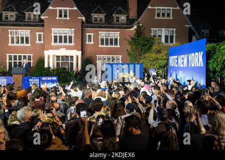 Bronxville, New York, États-Unis. 6th novembre 2022. Le président Joseph Biden Jr. Parle pendant l'arrêt de campagne pour la gouverneure Kathy Hochul au Collège Sarah Lawrence à Bronxville. Plus de milliers de participants ont assisté au rassemblement. De nombreux élus ont pris la parole au cours du rassemblement, notamment les deux sénateurs de l'État Charles Schumer et Kirsten Gilliband, le procureur général de l'État Letitia James, le contrôleur d'État Thomas DiNapoli, le représentant Jamaal Bowman et d'autres. (Credit image: © Lev Radin/Pacific Press via ZUMA Press Wire) Banque D'Images