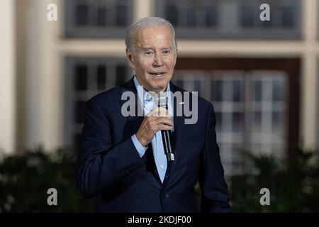 Bronxville, New York, États-Unis. 6th novembre 2022. Le président Joseph Biden Jr. Parle pendant l'arrêt de campagne pour la gouverneure Kathy Hochul au Collège Sarah Lawrence à Bronxville. Plus de milliers de participants ont assisté au rassemblement. De nombreux élus ont pris la parole au cours du rassemblement, notamment les deux sénateurs de l'État Charles Schumer et Kirsten Gilliband, le procureur général de l'État Letitia James, le contrôleur d'État Thomas DiNapoli, le représentant Jamaal Bowman et d'autres. (Credit image: © Lev Radin/Pacific Press via ZUMA Press Wire) Banque D'Images