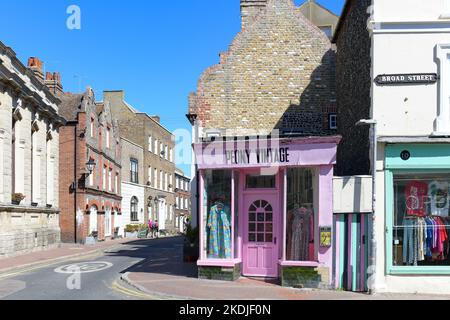 Margate Old Town - boutiques peintes en couleurs sur Broad Street et King Street Margate, Kent, Angleterre, Royaume-Uni Banque D'Images