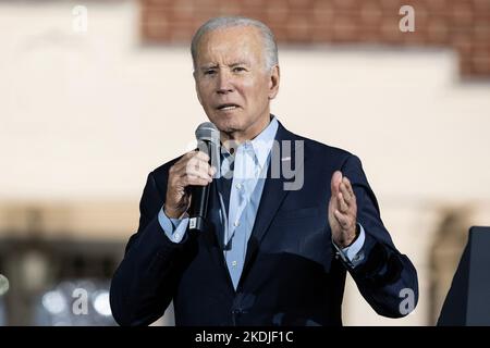 Bronxville, New York, États-Unis. 6th novembre 2022. Le président Joseph Biden Jr. Parle pendant l'arrêt de campagne pour la gouverneure Kathy Hochul au Collège Sarah Lawrence à Bronxville. Plus de milliers de participants ont assisté au rassemblement. De nombreux élus ont pris la parole au cours du rassemblement, notamment les deux sénateurs de l'État Charles Schumer et Kirsten Gilliband, le procureur général de l'État Letitia James, le contrôleur d'État Thomas DiNapoli, le représentant Jamaal Bowman et d'autres. (Credit image: © Lev Radin/Pacific Press via ZUMA Press Wire) Banque D'Images