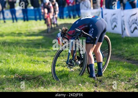 Pauline Ferrand-Prévot tente de réparer son vélo dans la Croix de Koppenberg Banque D'Images