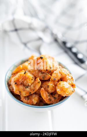 Crevettes tigrées grillées dans un bol sur la table blanche. Banque D'Images