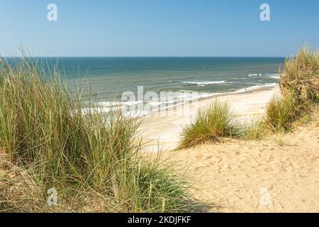 Vue sur la plage et l'océan à travers les dunes de l'île de Sylt dans le nord de l'Allemagne Banque D'Images