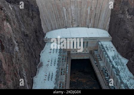Barrage Hoover au milieu du Majestic Canyon dans le Nevada Banque D'Images