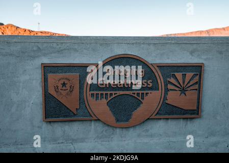 Plaque en bronze avec texte de grandeur de transition sur le mur Banque D'Images