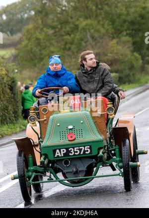 Plus de 300 véhicules, tous construits avant 1905, participent à la plus longue course à pied de Londres à Brighton. Banque D'Images