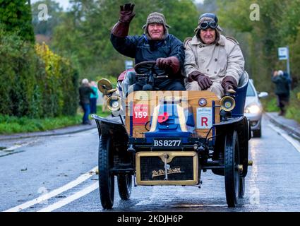 Plus de 300 véhicules, tous construits avant 1905, participent à la plus longue course à pied de Londres à Brighton. Banque D'Images