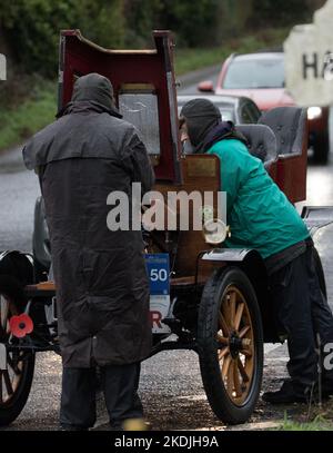 Plus de 300 véhicules, tous construits avant 1905, participent à la plus longue course à pied de Londres à Brighton. Banque D'Images