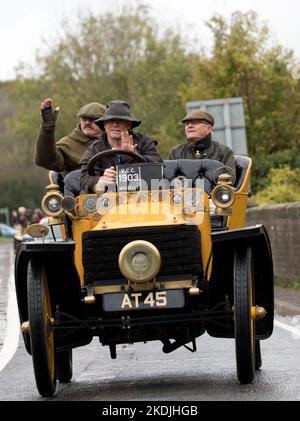 Plus de 300 véhicules, tous construits avant 1905, participent à la plus longue course à pied de Londres à Brighton. Banque D'Images