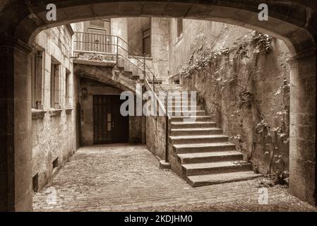 Vue sur un passage et des marches de la vieille ville de Gérone Banque D'Images