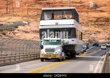 Panneau semi-camion blanc avec charge surdimensionné transport d'un grand Digger Banque D'Images