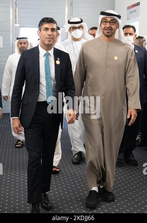 Le Premier ministre Rishi Sunak arrive pour une rencontre avec le prince héritier Mohamed bin Zayed Al Nahyan des Émirats arabes Unis lors du sommet de Cop27 à Charm el-Cheikh, en Égypte. Date de la photo: Lundi 7 novembre 2022. Banque D'Images