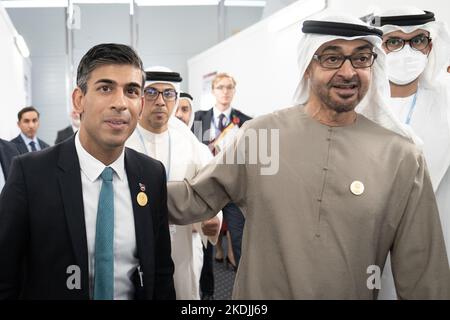 Le Premier ministre Rishi Sunak arrive pour une rencontre avec le prince héritier Mohamed bin Zayed Al Nahyan des Émirats arabes Unis lors du sommet de Cop27 à Charm el-Cheikh, en Égypte. Date de la photo: Lundi 7 novembre 2022. Banque D'Images