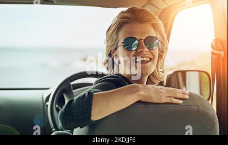 Rien n'est plus excitant que d'explorer la route. Portrait d'une jeune femme en voyage. Banque D'Images