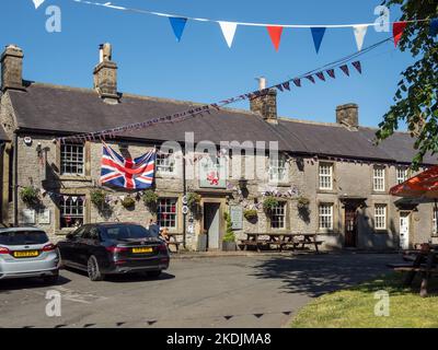 The Red Lion, pub traditionnel de campagne, dans le village de Litton, Peak District, Derbyshire, Royaume-Uni Banque D'Images