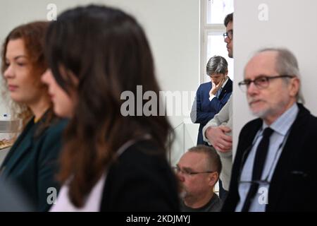 Prague, République tchèque. 07th novembre 2022. Le sénateur tchèque Marek Hilser, au centre, confirme officiellement sa candidature présidentielle, à 7 novembre 2022, à Prague, en République tchèque. Crédit : Michal Kamaryt/CTK photo/Alay Live News Banque D'Images