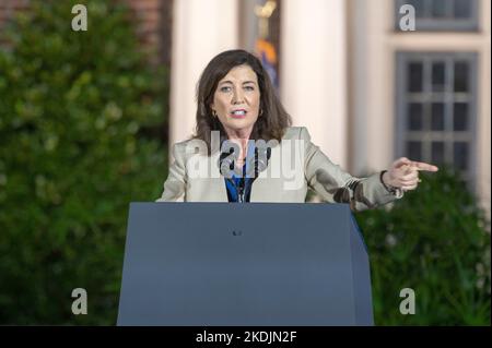 Yonkers, États-Unis. 06th novembre 2022. Kathy Hochul, gouverneure de New York, parle lors de son rassemblement « sortez le vote » au Sarah Lawrence College à Yonkers, New York. Crédit : SOPA Images Limited/Alamy Live News Banque D'Images