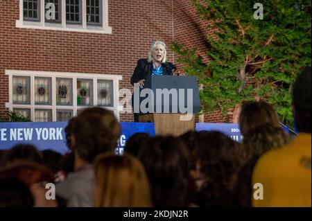 Yonkers, États-Unis. 06th novembre 2022. Le sénateur américain Kirsten Gillicand parle lors d'un rassemblement pour élire la gouverneure Kathy Hochul pour un mandat complet au Sarah Lawrence College de Yonkers, à New York. Crédit : SOPA Images Limited/Alamy Live News Banque D'Images