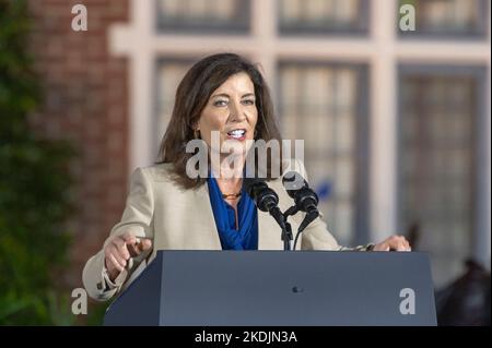 Yonkers, États-Unis. 06th novembre 2022. Kathy Hochul, gouverneure de New York, parle lors de son rassemblement « sortez le vote » au Sarah Lawrence College à Yonkers, New York. Crédit : SOPA Images Limited/Alamy Live News Banque D'Images