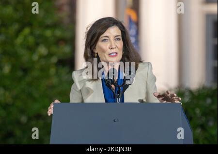 Yonkers, États-Unis. 06th novembre 2022. Kathy Hochul, gouverneure de New York, parle lors de son rassemblement « sortez le vote » au Sarah Lawrence College à Yonkers, New York. Crédit : SOPA Images Limited/Alamy Live News Banque D'Images