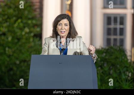 Yonkers, États-Unis. 06th novembre 2022. Kathy Hochul, gouverneure de New York, parle lors de son rassemblement « sortez le vote » au Sarah Lawrence College à Yonkers, New York. Crédit : SOPA Images Limited/Alamy Live News Banque D'Images