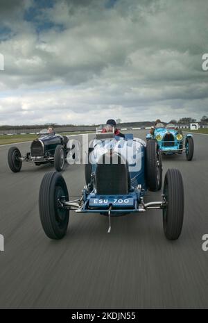 Voitures de course Bugatti d'époque. Type 35 ( Bleu) Type 51 (Noir} Type de voiture avant 51 Banque D'Images