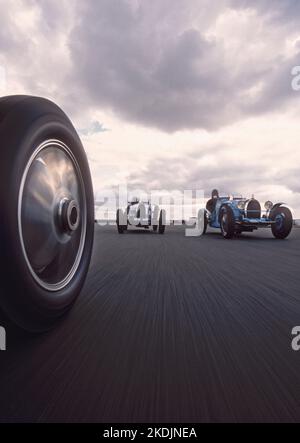 Voitures de course Bugatti d'époque. Type 35 ( Bleu) Type 51 (Noir} Banque D'Images