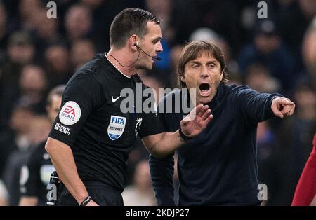 Londres, Royaume-Uni. 06th novembre 2022. Antonio Conte Tottenham Hotspur, entraîneur-chef, semble frustré car il parle avec l'arbitre Andrew Madley Premier League Match, Tottenham Hotspur v Liverpool au Tottenham Hotspur Stadium de Londres le dimanche 6th novembre 2022. Cette image ne peut être utilisée qu'à des fins éditoriales. Utilisation éditoriale uniquement, licence requise pour une utilisation commerciale. Aucune utilisation dans les Paris, les jeux ou les publications d'un seul club/ligue/joueur. photo de Sandra Mailer/Andrew Orchard sports Photography/Alamy Live News crédit: Andrew Orchard sports Photography/Alamy Live News Banque D'Images