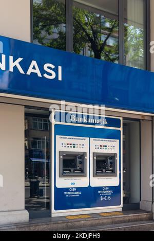Vue rapprochée des guichets automatiques d'une banque nationale turque capturée dans la région de Sisli à Istanbul. Banque D'Images