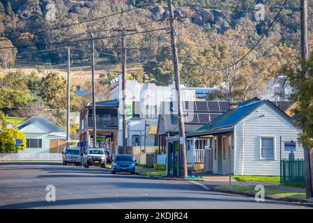 Vue sur Adelaide Street depuis la New England Highway à Murrurundi, Nouvelle-Galles du Sud, Australie, vers l'hôtel Railway en fin d'après-midi Banque D'Images