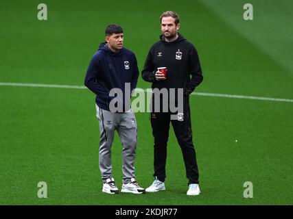 Gustavo Hamer de Coventry City et Aled Williams, entraîneur de gardien de but, avant le match du championnat Sky Bet à Vicarage Road, Watford. Date de la photo: Samedi 5 novembre 2022. Banque D'Images