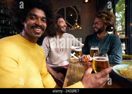 Portrait joyeux d'un jeune homme afro-américain avec le style afro souriant et regardant l'appareil photo. Banque D'Images