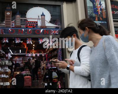 Londres, Royaume-Uni. 21 octobre 2022. Promenez-vous à pied en passant devant un magasin de souvenirs dans le centre de Londres. Date de la photo: Vendredi 21 octobre 2022. Crédit: Isabel Infantes/ Banque D'Images