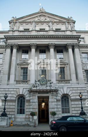 Somerset House, à Londres, était l'endroit où tous les registres de naissances, de décès et de mariages étaient conservés avant l'ère numérique. Bâtiment orné avec horloge. Banque D'Images