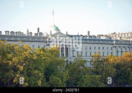 Vue sur la rivière de Somerset House, Londres, où tous les registres de naissances, de décès et de mariages étaient conservés avant l'âge numérique. Banque D'Images