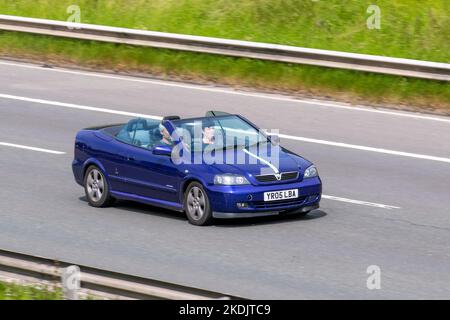 2005 Vauxhall Astra Cabriolet BERTONE EXCLUSIVE EDITION rare Blue Pearl chinoise Cabrio ; sur l'autoroute M6 Royaume-Uni Banque D'Images